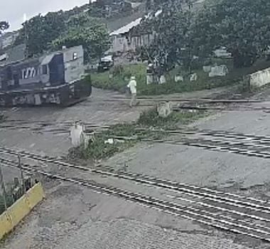 Imagem - VÍDEO: idoso sobrevive após ser atropelado por trem no Paraná