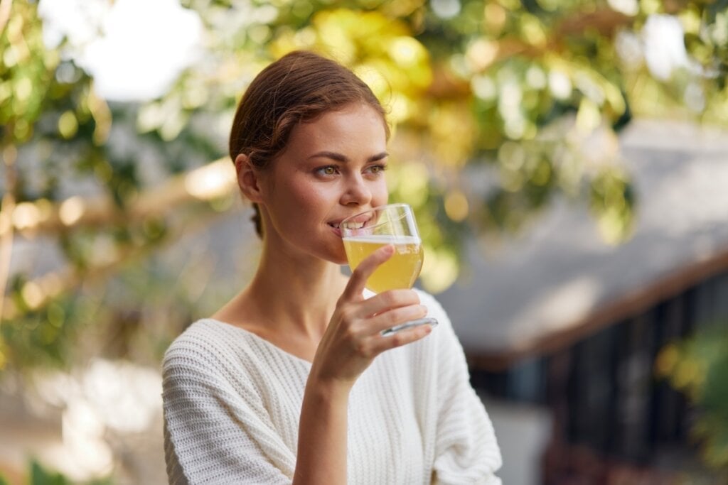 A kombucha contém antioxidantes que combatem os radicais livres no organismo (Imagem: ShotPrime Studio | Shutterstock) 