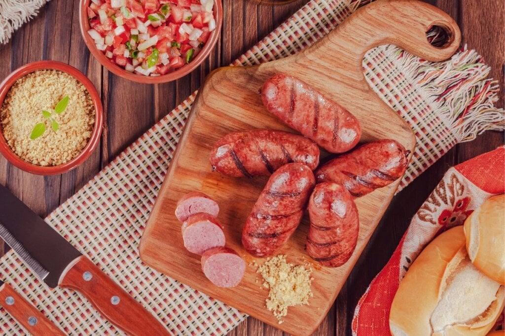 A linguiça é um tipo de embutido que deve ser consumido com cautela (Imagem: Tibilletti | Shutterstock) 