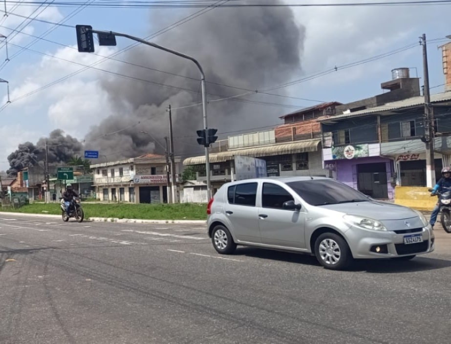 Vídeo: imóveis são tomados pelo fogo na Cabanagem, em Belém.