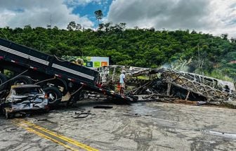 Polícia busca motorista de carreta que se envolveu em acidente em Minas Gerais