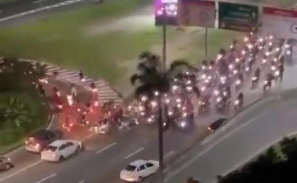 Vídeo: motoqueiros fazem encontro de madrugada e incomodam moradores no RJ