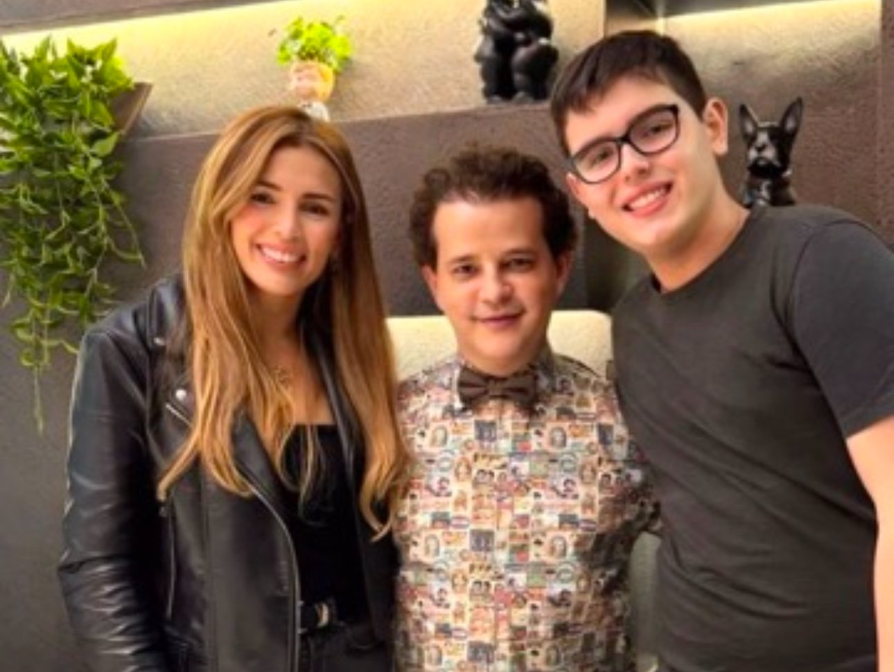 Débora Goldenberg com o filho João e o médico Rubens Tofolo Jr. 