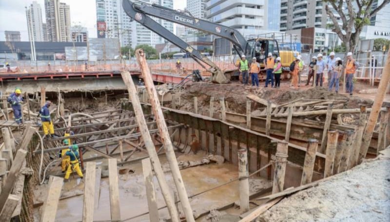 Embarcação metálica antiga foi encontrada. 