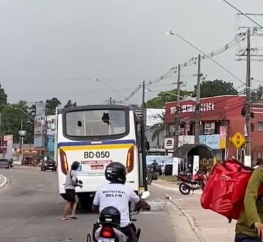 Imagem - Vídeo: ônibus é apedrejado após passar por cima de bicicleta de entregador em Belém