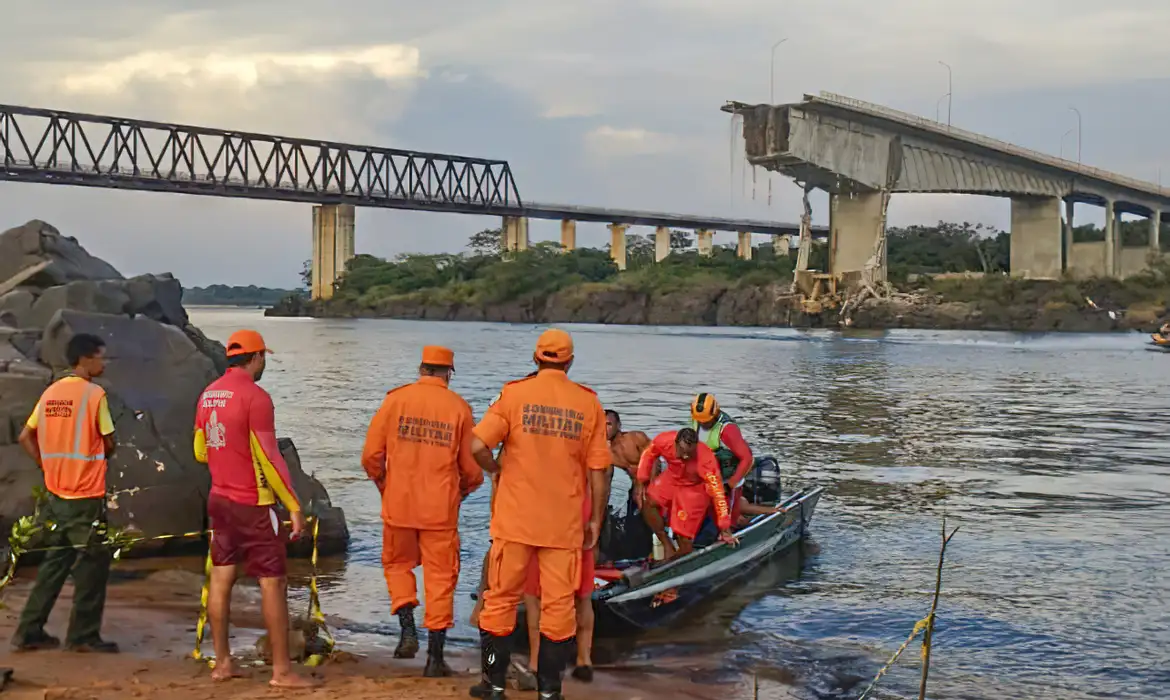 Bombeiros buscam por desaparecidos no Rio Tocantins.