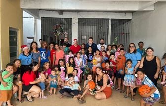 Grupo Roma leva alegria a crianças da Comunidade Belém de Jesus durante campanha 'Sonho de Natal'