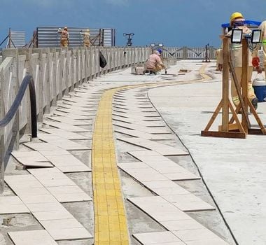 Imagem - Passarela de acesso à Praia do Maçarico, em Salinópolis, está em fase de conclusão; veja