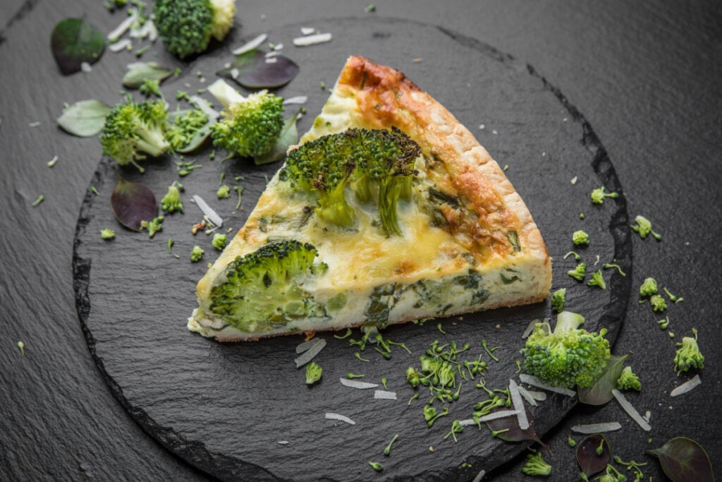 A quiche de brócolis é uma deliciosa comida vegetariana e nutritiva (Imagem: Katerininamd | Shutterstock)