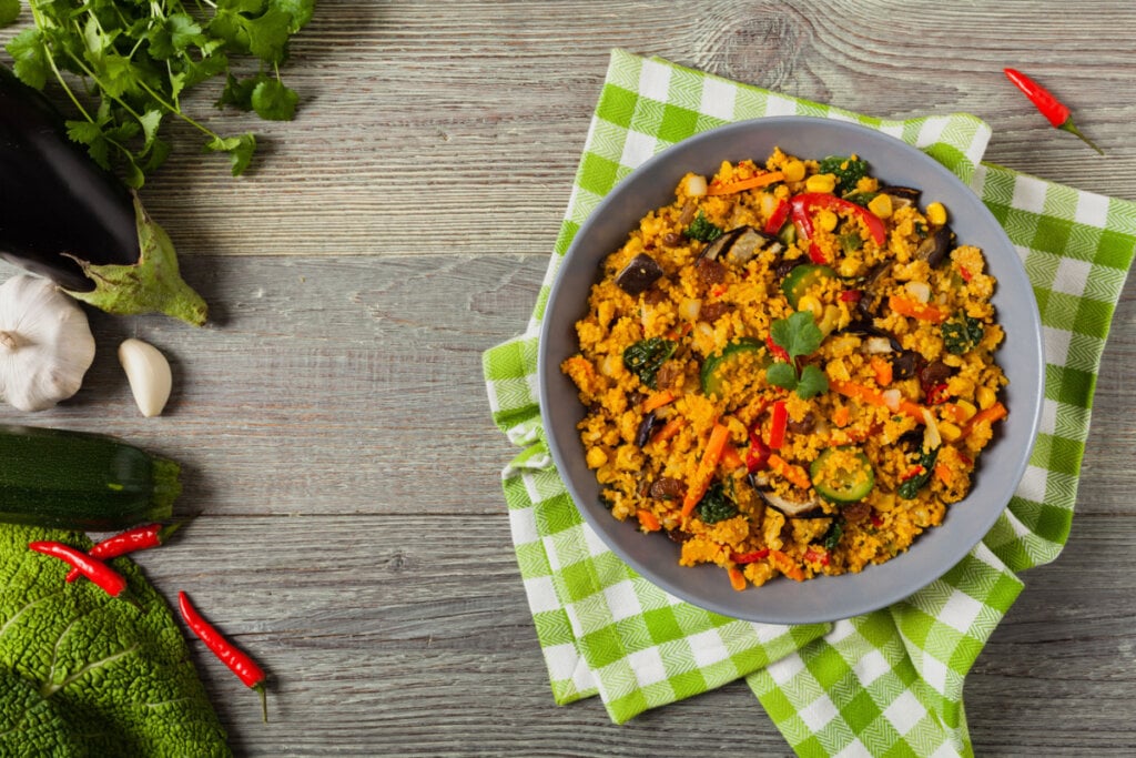 O cuscuz marroquino acompanhado de vegetais é uma ótima opção de prato para o período natalino (Imagem: gkrphoto | Shutterstock)