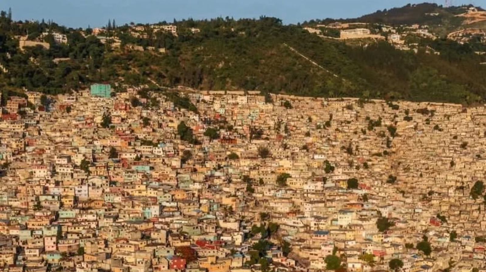 O Haiti é um país localizado na ilha de Hispaniola, no Mar do Caribe, e partilha a ilha com a República Dominicana.