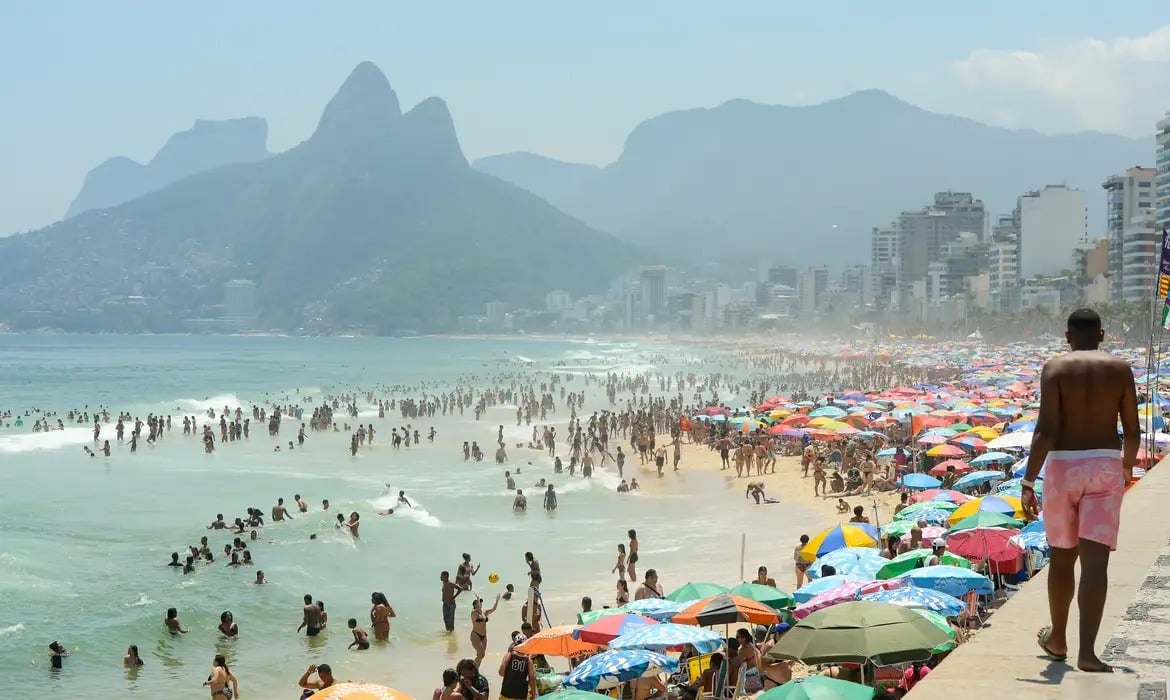 Pouco mais de um terço dos brasileiros pretende viajar no verão e injetar R$ 148,3 bilhões na economia, revelou pesquisa divulgada pelo Ministério do Turismo. 