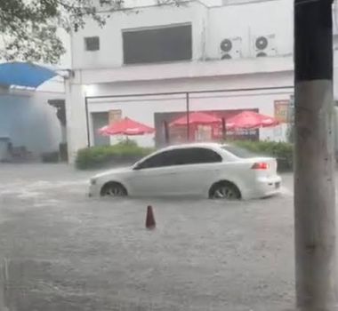 Imagem - Vídeo: em SP, chuva provoca alagamentos, deslizamentos e motoqueiro é arrastado pela água