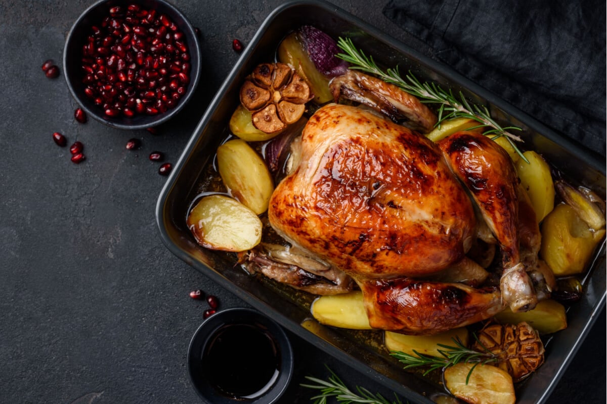 Frango assado ao molho de romã (Imagem: rom_olik | Shutterstock)