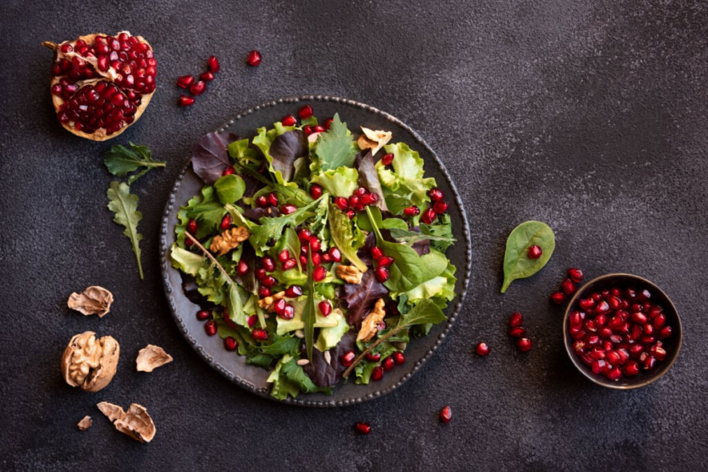 Salada com romã e nozes (Imagem: Maria_Usp | Shutterstock)