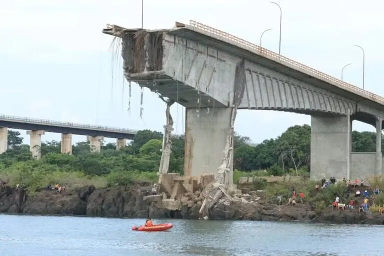 Ponte desabou no último final de semana -