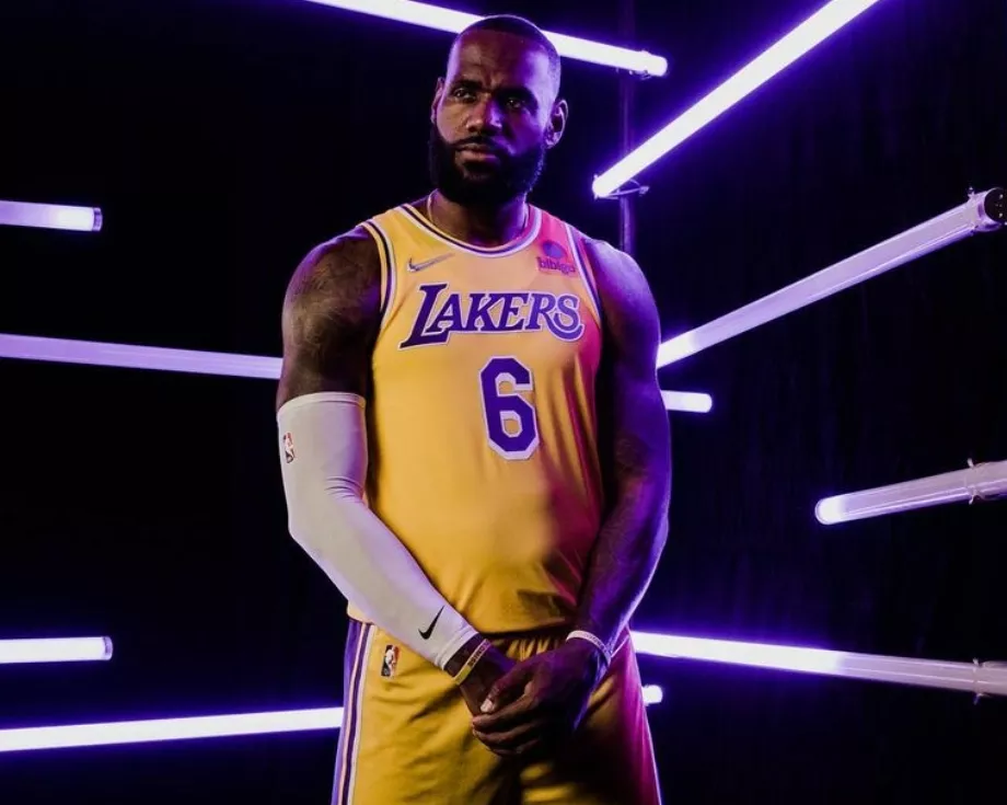 (Astro do basquete Lebron James.)