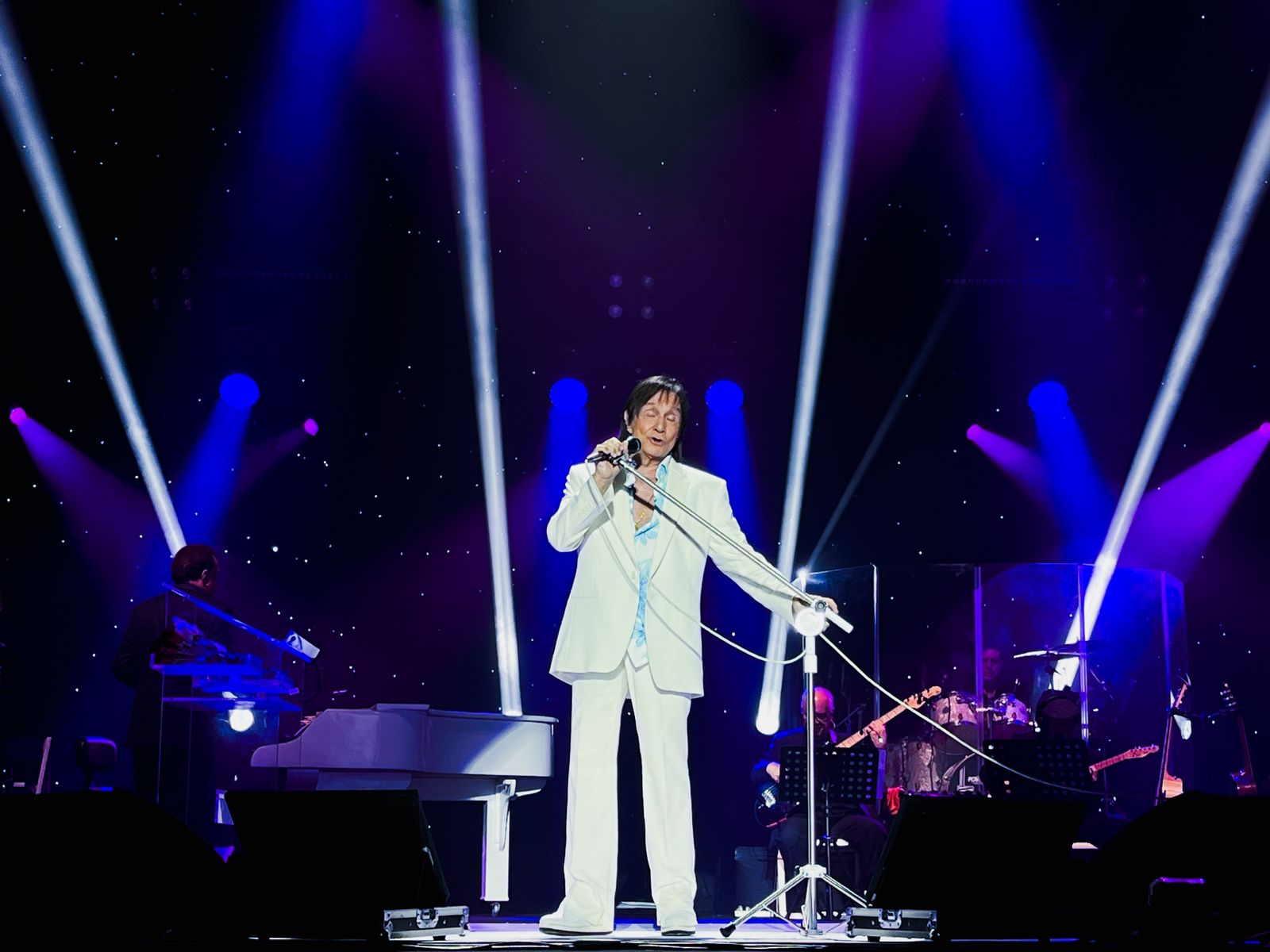 Rei Roberto Carlos no palco do Estádio Olímpico do Pará.