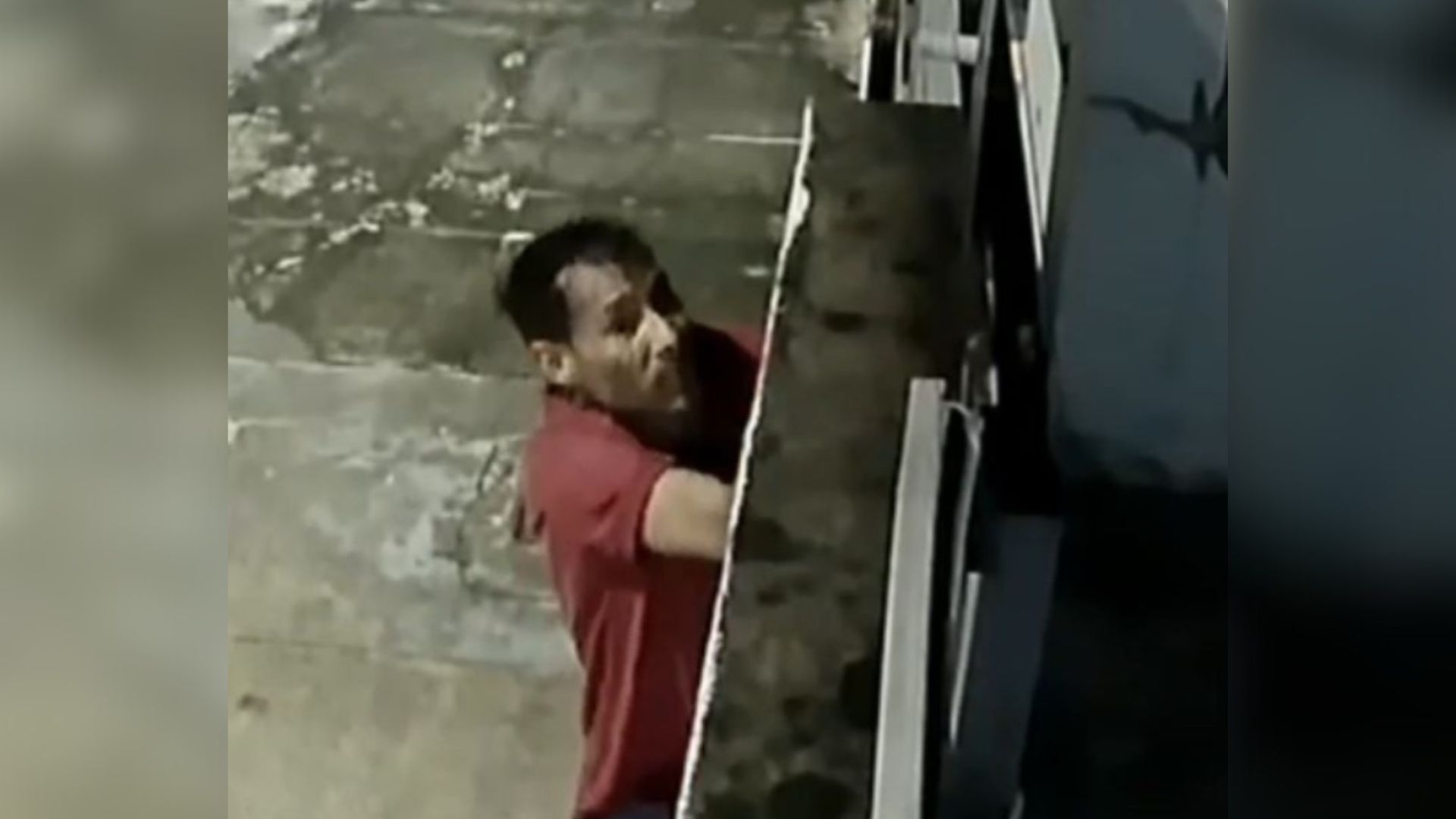 Momento em que o suspeito é flagrado pelas câmeras do residencial