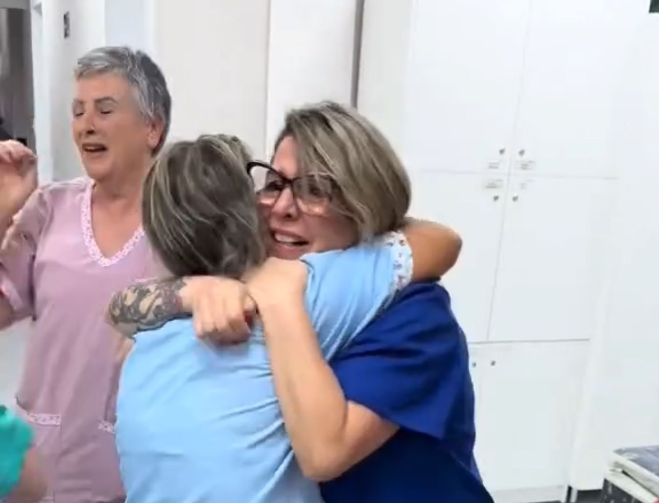 (Enfermeiras comemoração após conferência equivocada de bilhete da Mega Sena.)