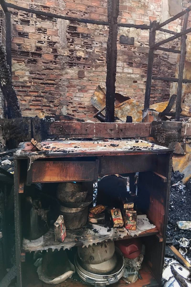 As residências, todas em madeira, foram totalmente destruídas pelo fogo.