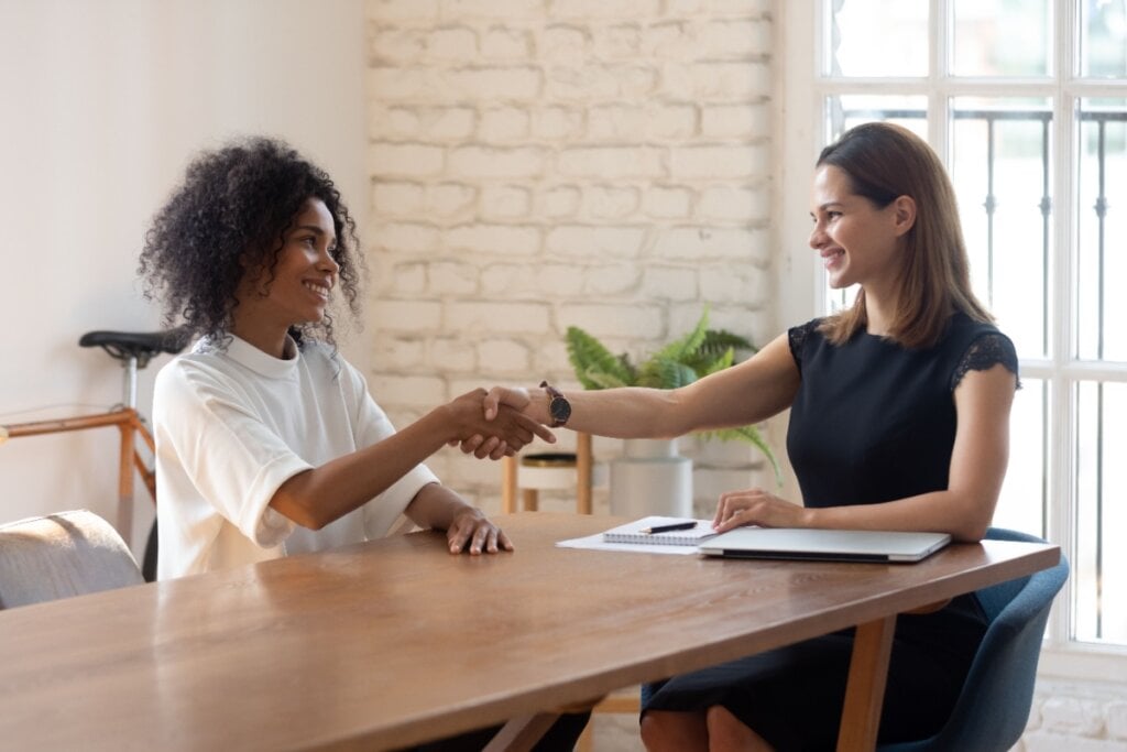 Compartilhar experiências e desafios fortalece a resiliência e o crescimento (Imagem: fizkes | Shutterstock)