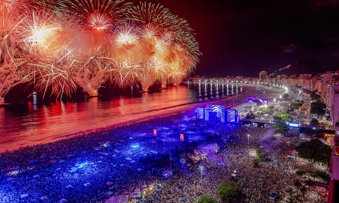 (Em Copacabana, o público foi superior a 2,6 milhões, 100 mil a mais do que o estimado.)