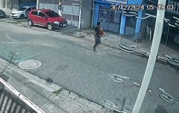 Momento em que o suspeito é flagrado por uma câmera na área onde ocorreram os furtos.