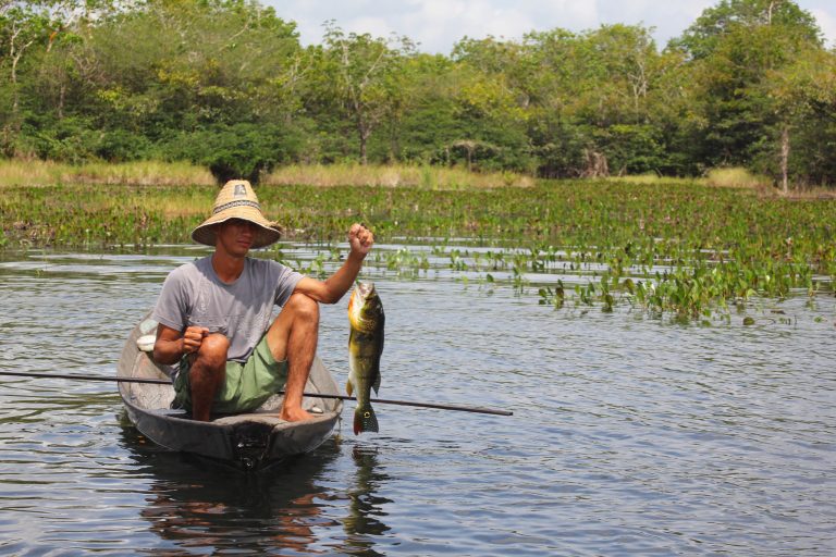 Pescador em rio em Prainha, no Pará.