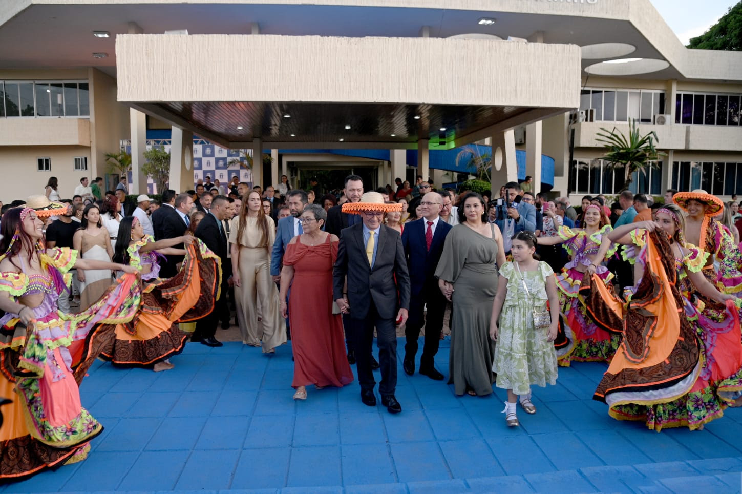 Posse do novo prefeito de Santarém teve apresentação de carimbó