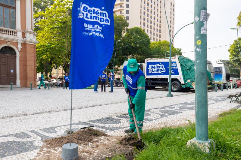 Operação de limpeza na Praça da República