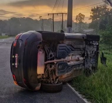 Imagem - Motorista capota carro em distrito de Belém após tentar desviar de cachorro