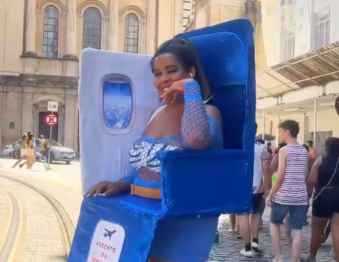 Imagem - Polêmica sobre assento no avião vira fantasia de carnaval no Rio de Janeiro