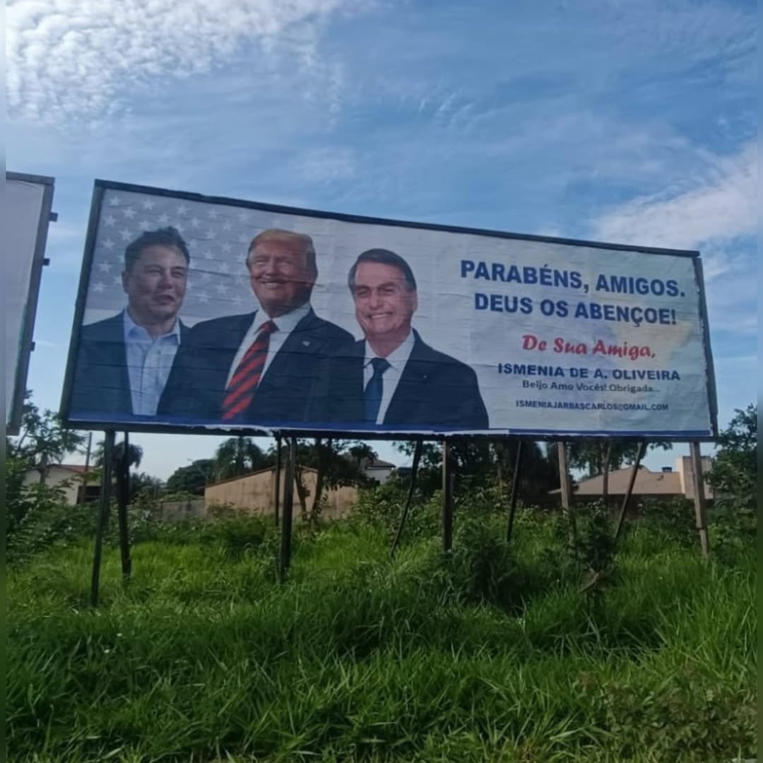 Segundo outdoor encontrado na cidade.