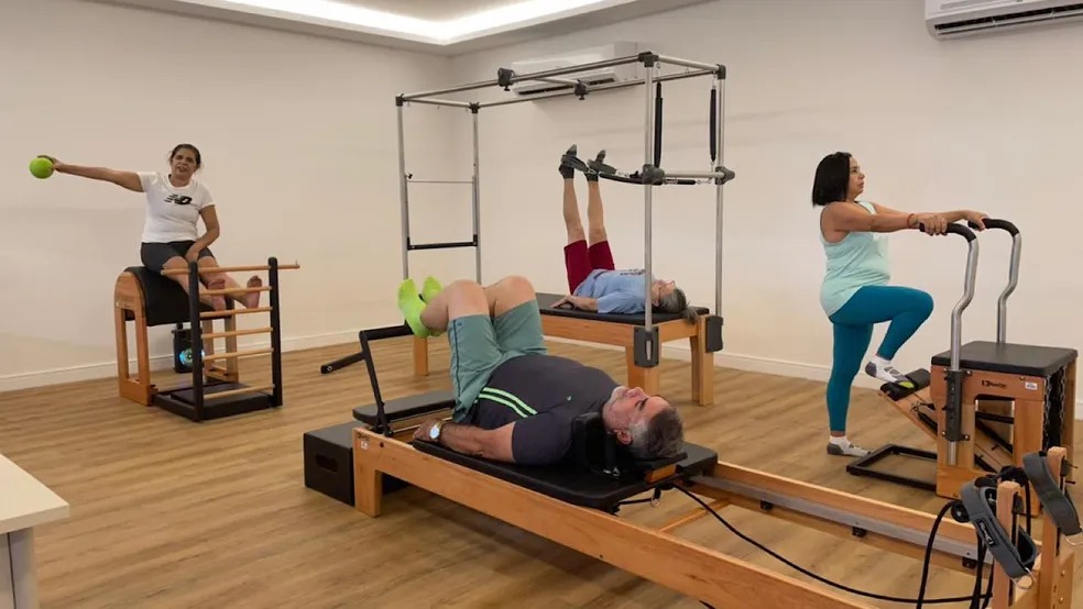 Alunos fazem aula de pilates