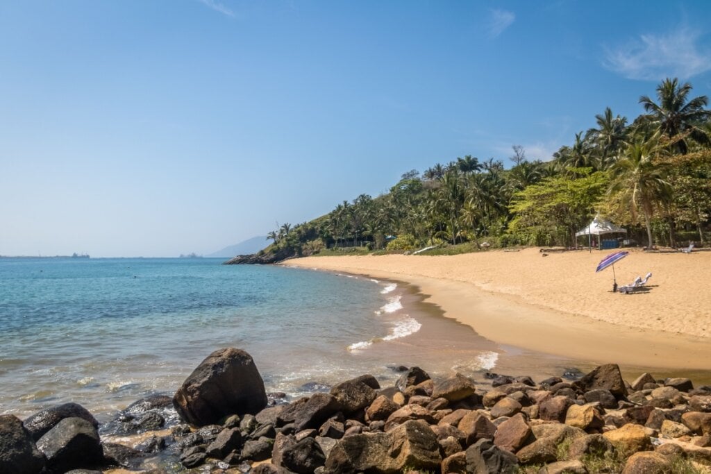 A Praia da Feiticeira é perfeita para relaxar, cercada por um visual deslumbrante e águas calmas (Imagem: Diego Grandi | Shutterstock)