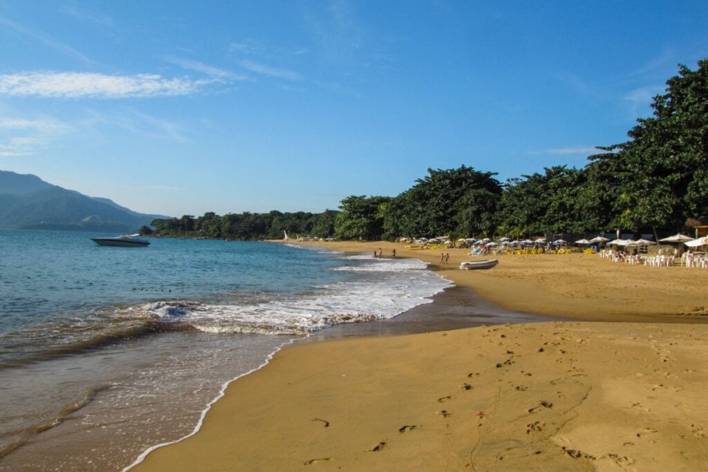 A Praia do Curral oferece uma excelente infraestrutura e um pôr do sol deslumbrante (Imagem: Guga Asciutti | Shutterstock)