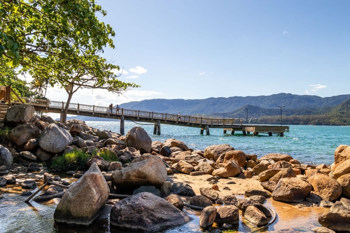 Ilhabela surpreende com suas praias paradisíacas e uma rica biodiversidade que encanta turistas (Imagem: Diogo Balisteri | Shutterstock)