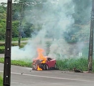 Imagem - Motorista colide com poste e carro pega fogo em Tucuruí, no sudeste do Pará