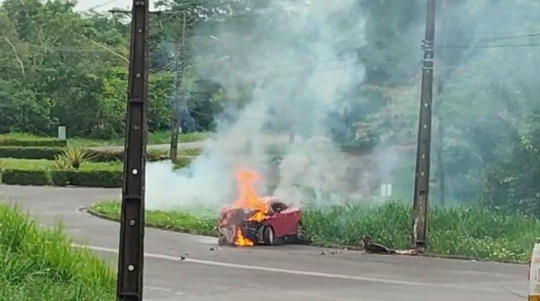 Carro pega fogo em Tucuruí.