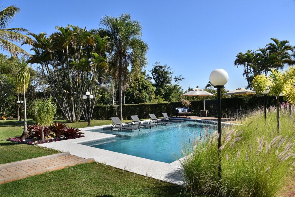 Morador pode refrescar-se ou aproveitar o sol deitado nas espreguiçadeiras da piscina (Projeto: Rosangela Pena Arquitetura | Imagem: Sidney Doll)