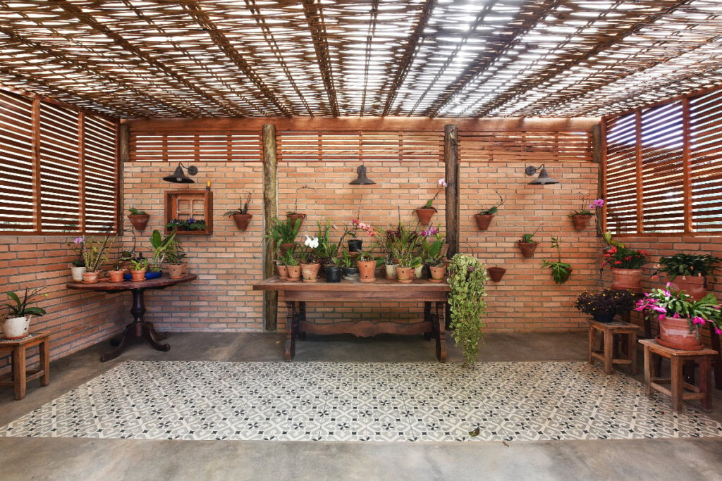 O cultivo de plantas também é bem-vindo em casas de veraneio (Projeto: Rosangela Pena Arquitetura | Imagem: Sidney Doll)