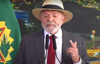 'Ainda estamos aqui', diz Lula em discurso do ato do 8/1