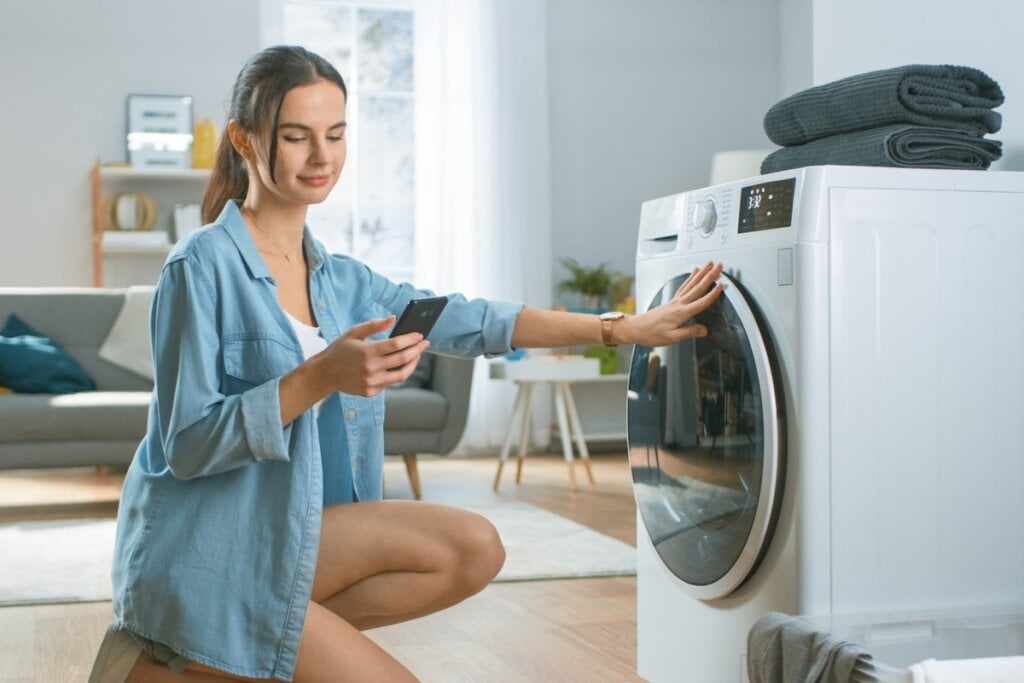 Evitar lavar roupa no horário de pico ajuda a reduzir o consumo de energia (Imagem: Gorodenkoff | Shutterstock)