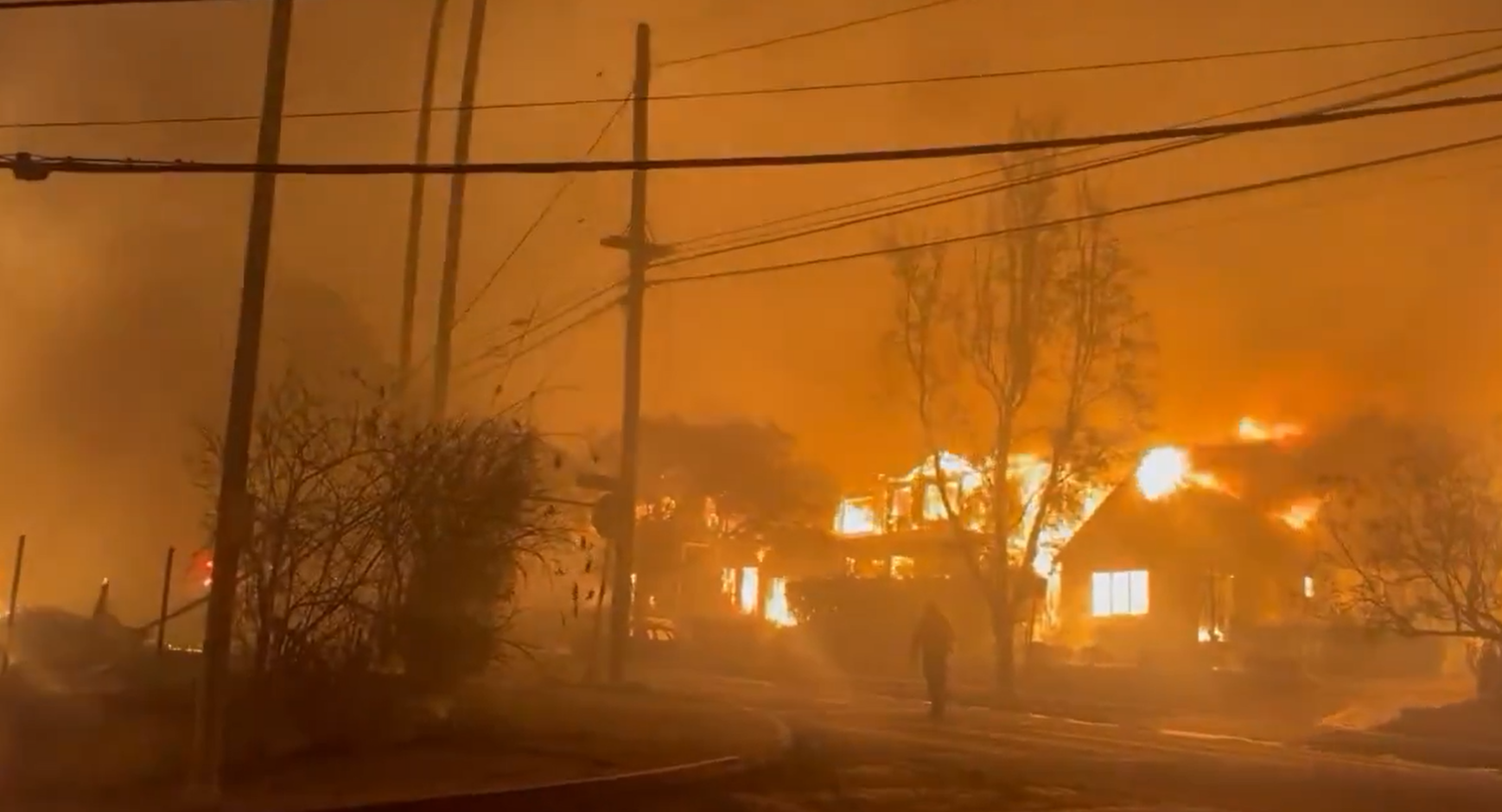 Incêndio florestal em Los Angeles deixa dois mortos e estruturas destruídas