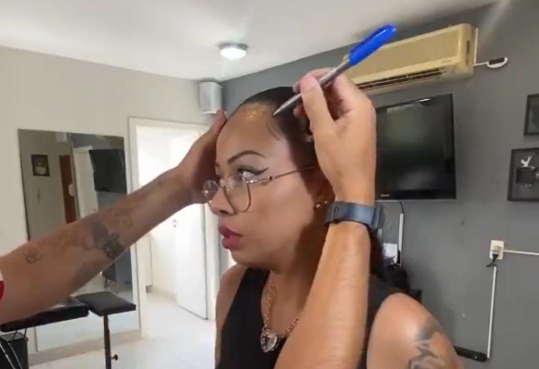 Imagem - Jovem divide opiniões ao tatuar baby hair; assista