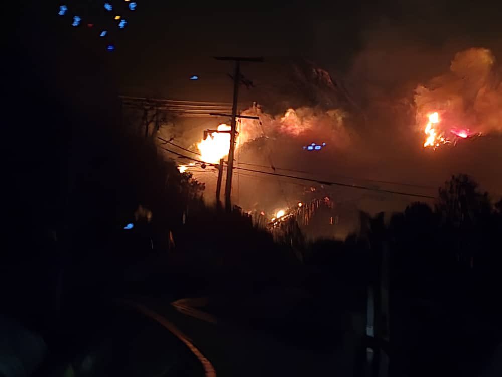 Tempestade de vento turbinam incêndio florestal em Los Angeles