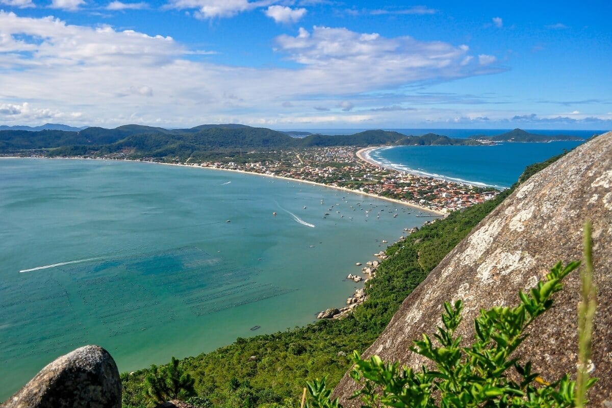 Bombinhas reúne vida noturna, gastronomia e belezas naturais (Imagem: cabuscaa | Shutterstock) 