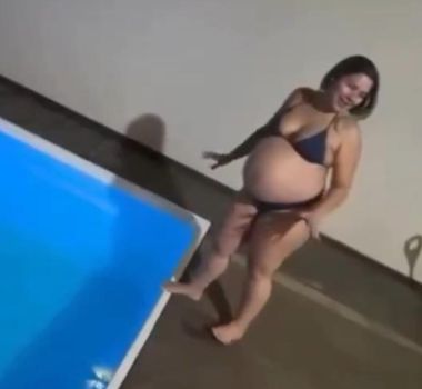 Imagem - Mulher grávida de 9 meses dá mortal em piscina e assusta o pai da criança; assista