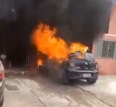 Imagem - Vídeo: carro pega fogo e atinge prédio no bairro da Guanabara, em Ananindeua